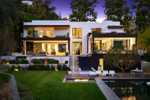 The Lago Mansion