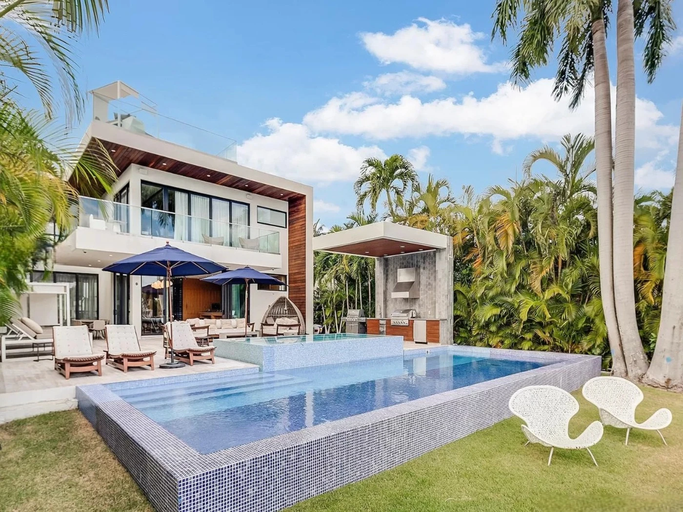 Why Spend Thanksgiving in Miami? Find the Perfect Rent Luxury Villa Miami for Family!