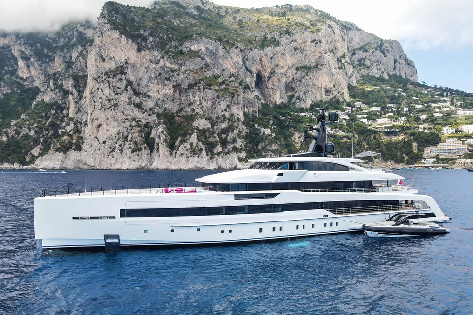 Luxury yacht charter