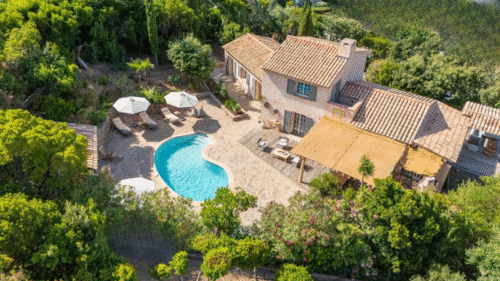 5 Beach Clubs Incontournables à Saint-Tropez — Été 2026