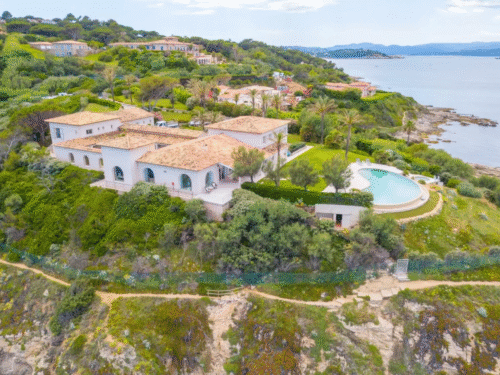 5 Beach Clubs Incontournables à Saint-Tropez — Été 2026