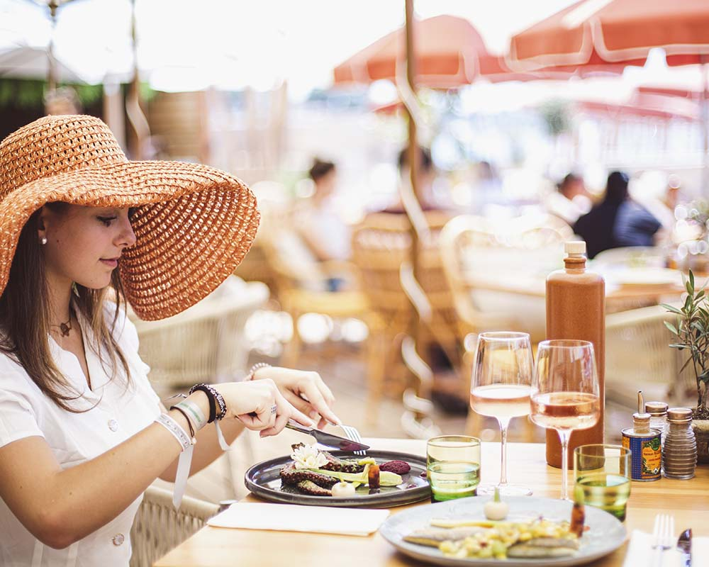 What concierge services are included in top-tier holiday rentals?