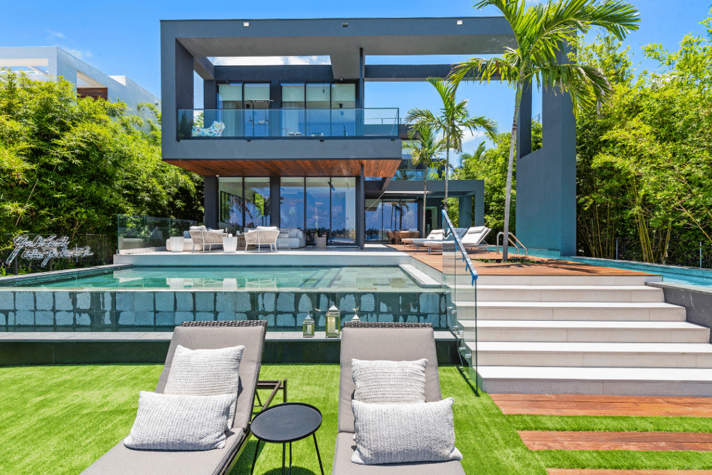 What Are the Benefits of Choosing Beachfront Villa Rentals?