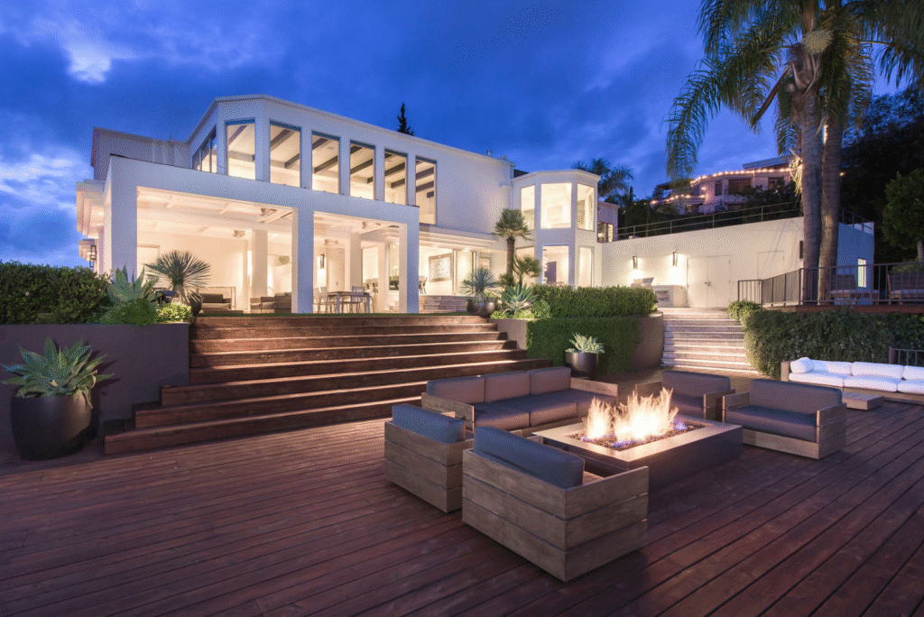 Why Do Celebrities Choose Private Villas in LA for Their Retreats?