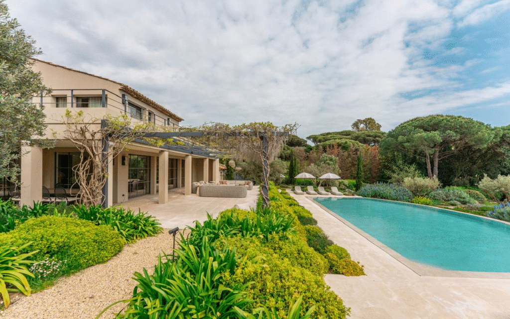 5 Best Beach Clubs in St. Tropez 2025