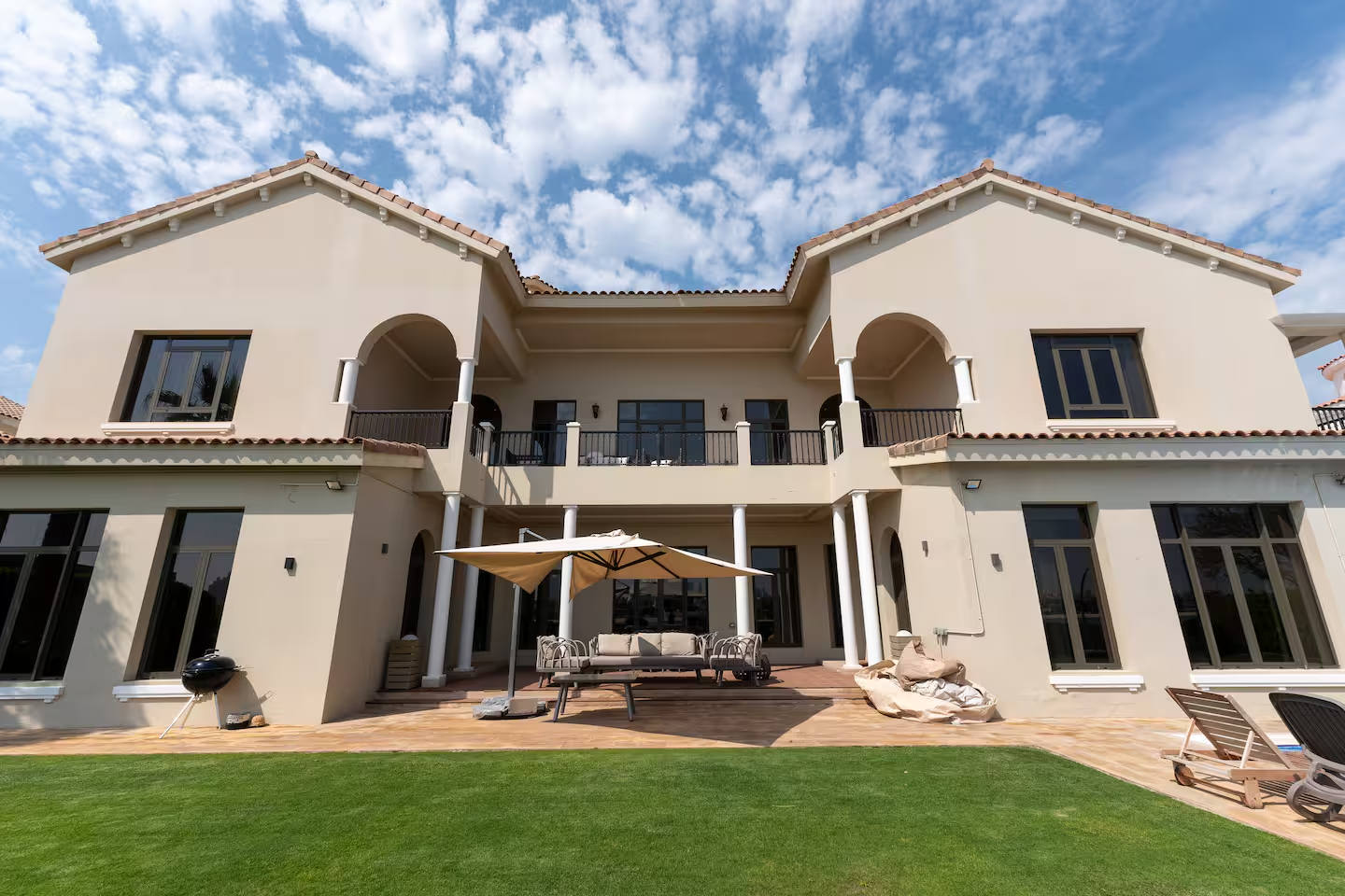 Available Luxury Villa Rentals in Dubai for Large Groups