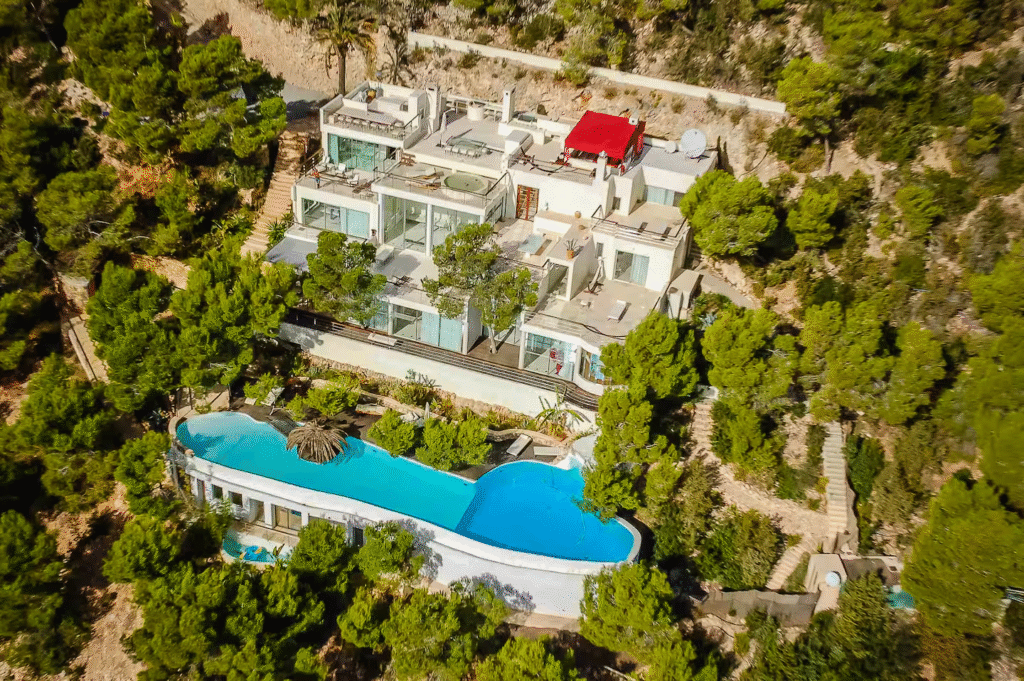Where to Rent a Villa in Ibiza: Luxury Travel?