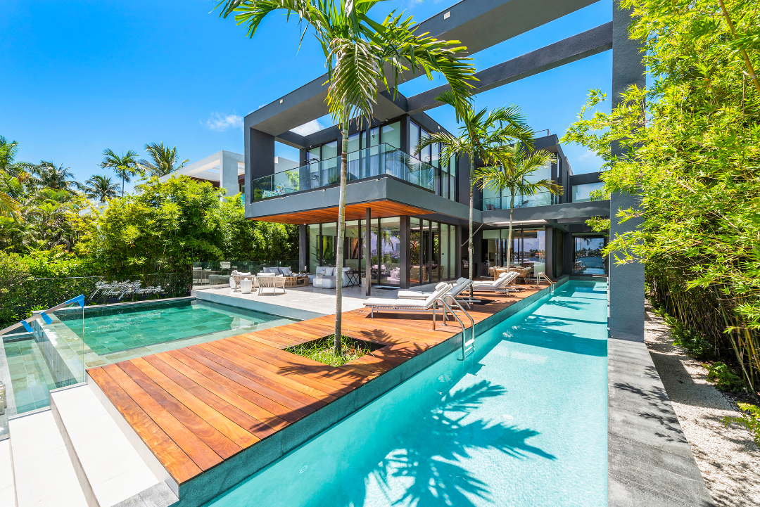 What Amenities Should I Look for in a Miami Beach Villa?