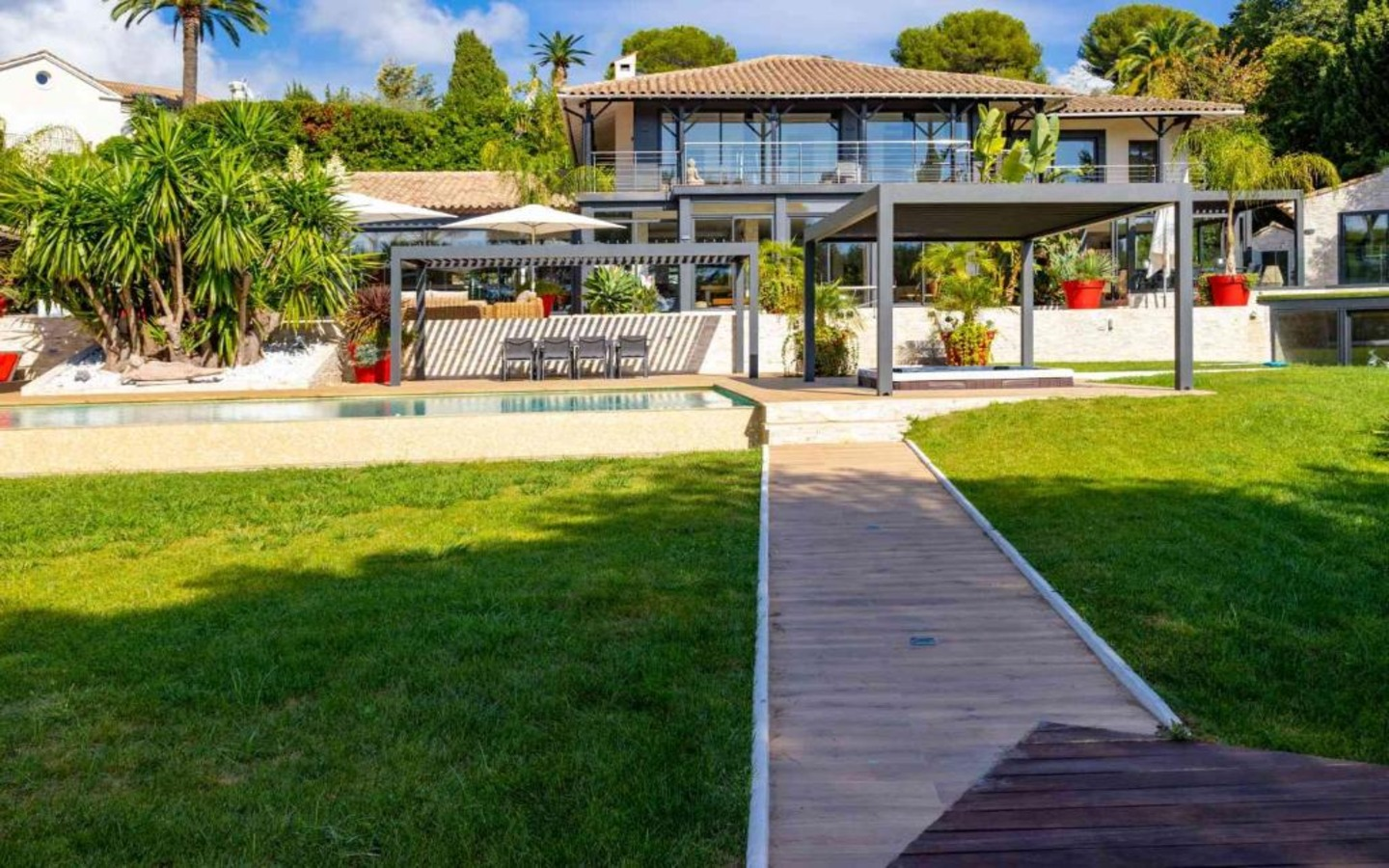 5 Luxury Event Villas in Cannes: Rent the Perfect Venue for Any Occasion