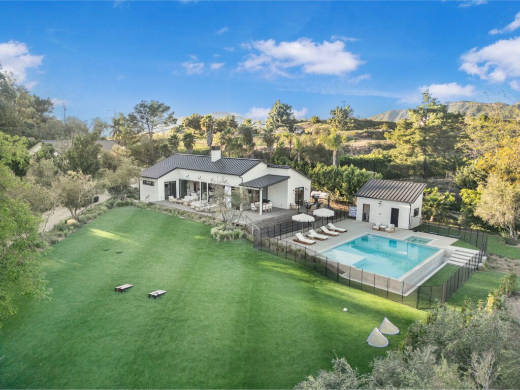 Are there romantic vacation rentals in Los Angeles with stunning views of the city skyline or beaches?