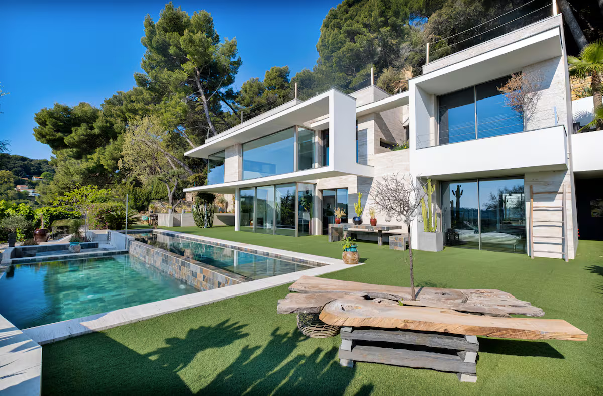 Which Cannes Neighborhoods Attract Ultra-Wealthy Buyers?