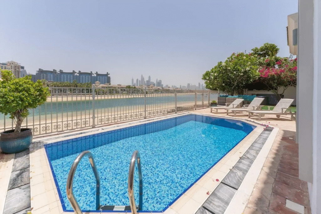 Villa with private pool for daily rent in Dubai