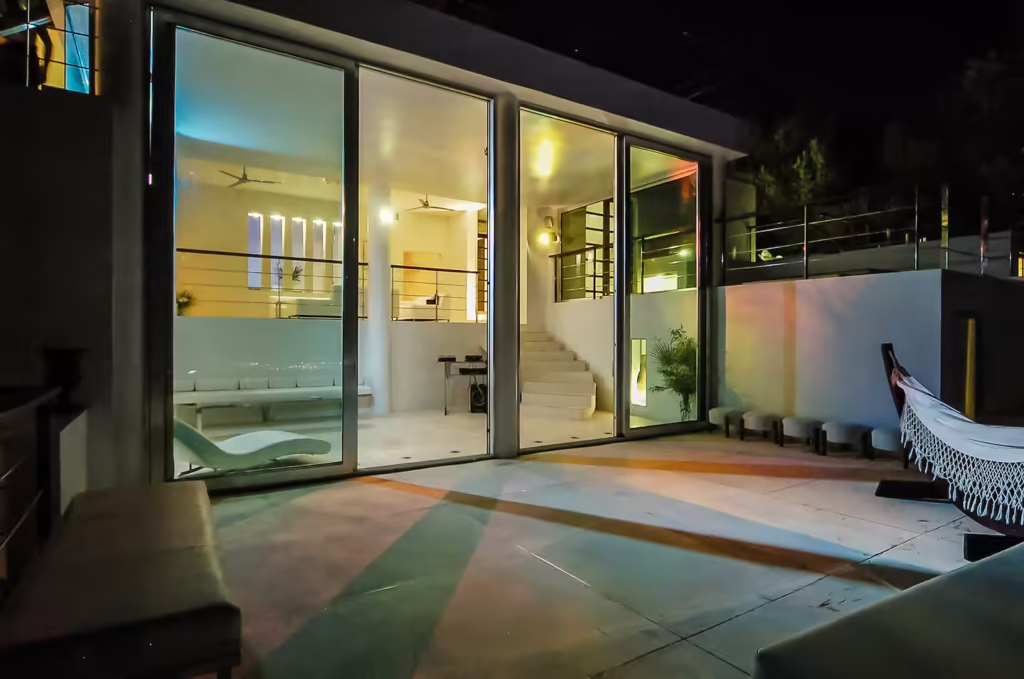 Which beaches in Ibiza offer a good mix of beautiful views and nearby dining options?