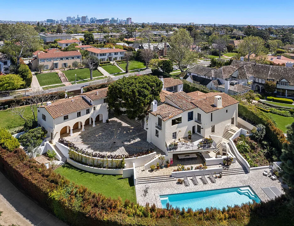 Are there romantic vacation rentals in Los Angeles with stunning views of the city skyline or beaches?