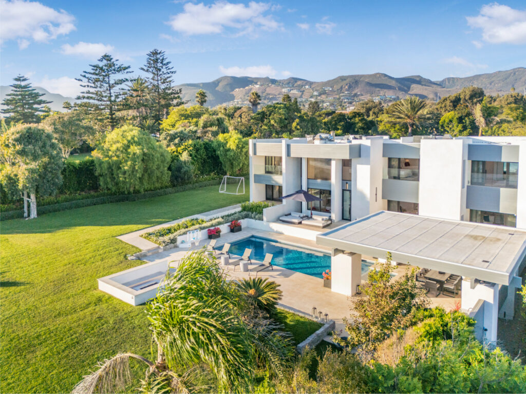 What are the best luxury villas available for rent in Malibu?