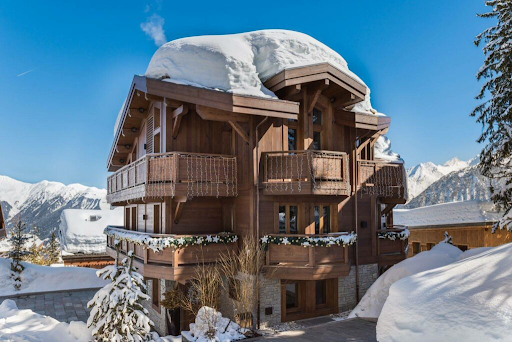 Quels services sont inclus dans une location de villa de luxe à Courchevel ?